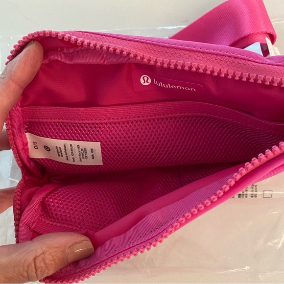 ***LAST ONE!!!**LULULEMON 1L EVERYWHERE BELT BAG IN SONIC PINK/WHITE - Picture 6 of 10